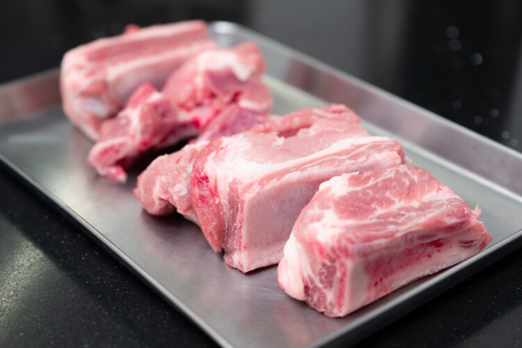 バットの上に並べたスペアリブ